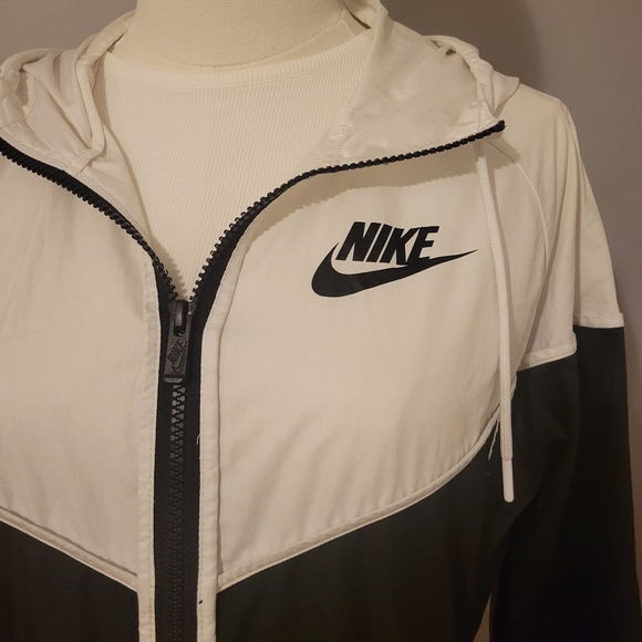 Nike Women’s Windrunner Black White Windbreaker Jacket Size S - Picture 2 of 7